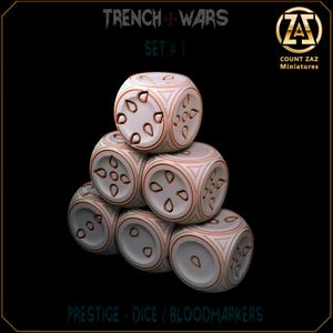 Può includere: Una pila di sei dadi bianchi con dettagli marroni e segni unici. Il testo "Trench Wars Set #1" e "Prestige - Dice / Bloodmarkers" è visibile. È presente anche il logo di Count Zaz Miniatures.