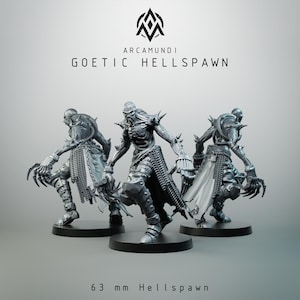 Può includere: Tre figure grigie di Goetic Hellspawn, ognuna con un design unico, su basi nere. Le figure sono alte 6,3 cm e presentano dettagli intricati, tra cui punte, armature e mani artigliate. Il logo Arcarmundi è in alto.