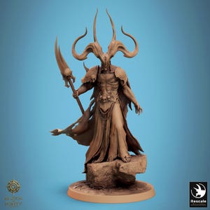 Pode incluir: Estatueta detalhada, de cor castanha clara, de um demónio com chifres segurando uma lança com uma caveira no topo. O demónio está em pé sobre uma rocha, com uma túnica fluida e armadura. A base tem os logotipos "Bastion Purity" e "Rescale".