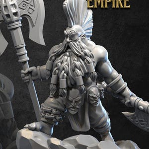 Può includere: Una miniatura grigia dettagliata di un guerriero nano, che tiene una grande ascia. Il nano ha una lunga barba intrecciata, un'acconciatura mohawk e indossa un'armatura. La parola "EMPIRE" è visibile sullo sfondo.