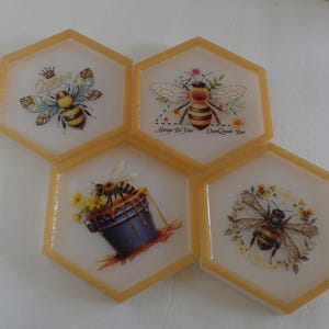 Underlägg. Åttkantiga med ett tema inspirerat av ett bubbelbi. Gula och guldiga toner.