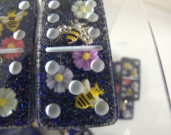 Domino z pszczołami i kwiatami. Odrobina blasku na skrzydłach. Czarny brokat na spodzie.