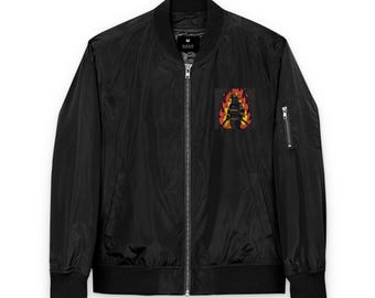 Chaqueta bomber bordada de poliéster reciclado para primeros auxilios.
