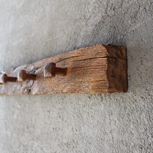 Puede incluir: Un juego de tres tazas de cerámica con un acabado mate moteado. Las tazas son de color crema, gris claro y gris oscuro. Cada taza tiene un diseño simple y minimalista y un asa redondeada. Las tazas están apiladas una encima de otra.