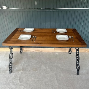 Table faite main en bois et métal avec pieds en chaîne - Design rustique industriel
