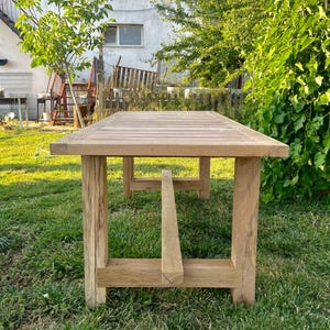 手作りのオーク材ガーデンテーブル：農家風の再生木材