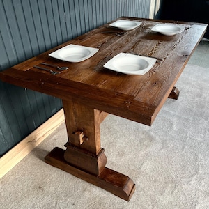 Tavolo da pranzo in legno massello fatto a mano: finitura noce rustico