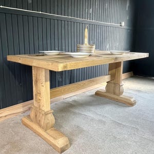 Tavolo da pranzo in noce massello fatto a mano: design moderno e minimalista