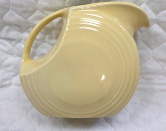 Jarra de cerámica vintage Fiesta color amarillo pálido, estilo Art Déco de Homer Laughlin, fabricada en EE. UU.