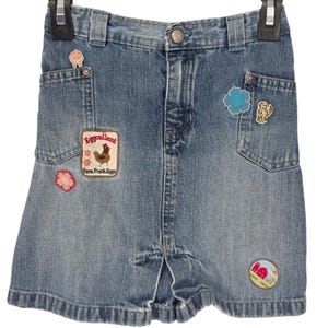 Falda corta vaquera azul con estampado de granja para niña Baby Gap, estilo vintage, del año 2000.