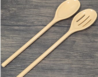 Juego de cucharas de servir de melamina color beige vintage, ranuradas y con mango largo sólido, 2 piezas.