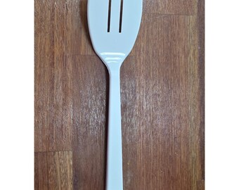 Ustensile de cuisine en nylon blanc avec spatule retourneur à fentes, produits sur mesure Fabriqué aux États-Unis