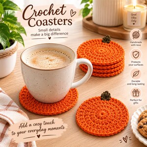 Peut inclure: Sous-verres ronds en crochet orange en forme de citrouilles avec de petites tiges marron foncé. L'ensemble comprend une pile de trois sous-verres et un sous-verre individuel placé sous une tasse en céramique blanche remplie d'une boisson.