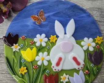 Ostern Geschmolzenes Glas Panel in einem Ständer, Hase Hintern im Garten, Tabletop Art, Tulpen, Narzissen und Stiefmütterchen, Künstler signiert