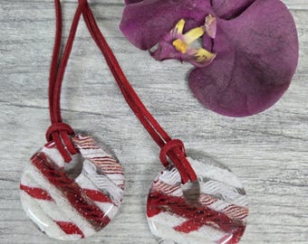 Weihnachten Anhänger, Urlaub Halskette, geschmolzenes Glas, Glasstab Halskette, Statement Stück, einzigartiges Geschenk, rote Wildlederkordel