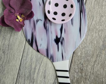 Pickleball Charcuterie Board aus geschmolzenem Glas, Pickleball Spieler Geschenk, rosa, schwarz und weiß mit kleinem Teller