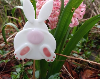 Kaninchen Hintern Pflanzenstecker, geschmolzenes Glas, Ostern Pflanzenstecker, Gartenstecker, weißer Hase, Osterdekor, Kaninchen Gartenstecker, Yard Art, Gartenkunst