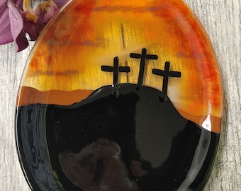 Osterteller aus geschmolzenem Glas: Religiöses Dekor von Calvary Hill (7,5 x 6)