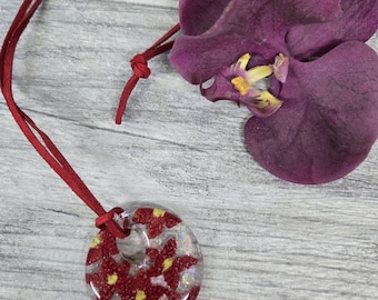 Weihnachtliche Anhänger Halskette, Geschmolzenes Glas Murrini und Dichroic Glas Schmuck, Einzigartiges Geschenk, Funkelnd, Rotes Wildleder