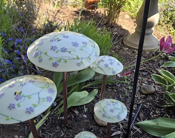 Geschmolzener Glaspilz-Gartenstecker, lila Blumen, einzigartige Geschenk-Yard-Art, Statement-Dekor, Kupferpfahl, Gartenstecker, Vanillecreme