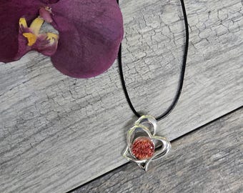 Dichroic Glas Doppelherz Halskette: Versilberter Anhänger, Schwarzes Leder