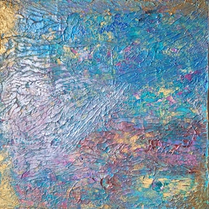 Könnte beinhalten: Ein quadratisches Leinwandgemälde mit einer stark strukturierten Impasto-Oberfläche. Die Komposition zeigt eine lebendige Mischung aus metallischem Gold, tiefem Ozeanblau, Türkis und magentafarbenen Akzenten, die einen geschichteten Welleneffekt erzeugt.