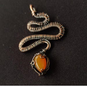 Frauen Halskette mit Serpentin Design in Handarbeit mit Achat-Stein und Kupfer Wrapping Technik Symbol für einzigartige Eleganz Naturkraft
