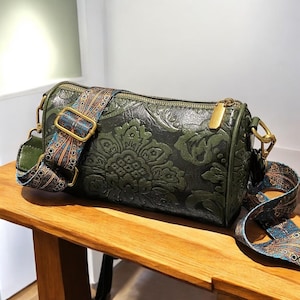 Retro Blume geprägte Zylinder Tasche | Barrel Crossbody Geldbörse | Breite Trageriemen | Vintage Blumen Tasche | Strukturierter Reißverschluss | Geschenk für Sie