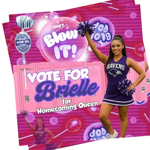 Può includere: Un poster promozionale con una cheerleader in uniforme viola, con pompon viola. Il poster contiene il testo "VOTE FOR Brielle for Homecoming Queen" e "DON'T Blow IT!"