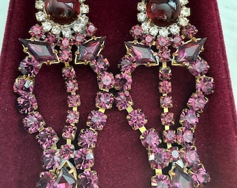 Brincos Bijoux com pedras de ametista e vidro, décadas de 1940 e 1950.