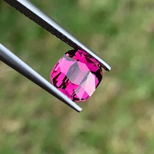 Piedra preciosa suelta de granate rodolita rosa frambuesa intenso con talla cojín (2,115 quilates)