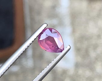 Saphir Padparadscha naturel 1,10 ct, taille poire, rose orangé vif, Madagascar (non chauffé)
