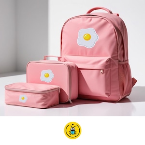 Peut inclure: Sac à dos rose, sac à déjeuner et petite pochette zippée avec un motif d'œuf au plat. Le sac à dos a une poche en filet sur le côté.
