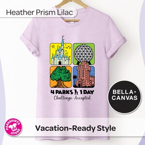 Puede incluir: Camiseta lila con un gr&aacute;fico que presenta cuatro iconos de parques tem&aacute;ticos. El dise&ntilde;o incluye un castillo, una esfera geod&eacute;sica, un &aacute;rbol y una torre, con el texto "4 Parks 1 Day Challenge Accepted". La camiseta est&aacute; etiquetada como "Heather Prism Lilac".