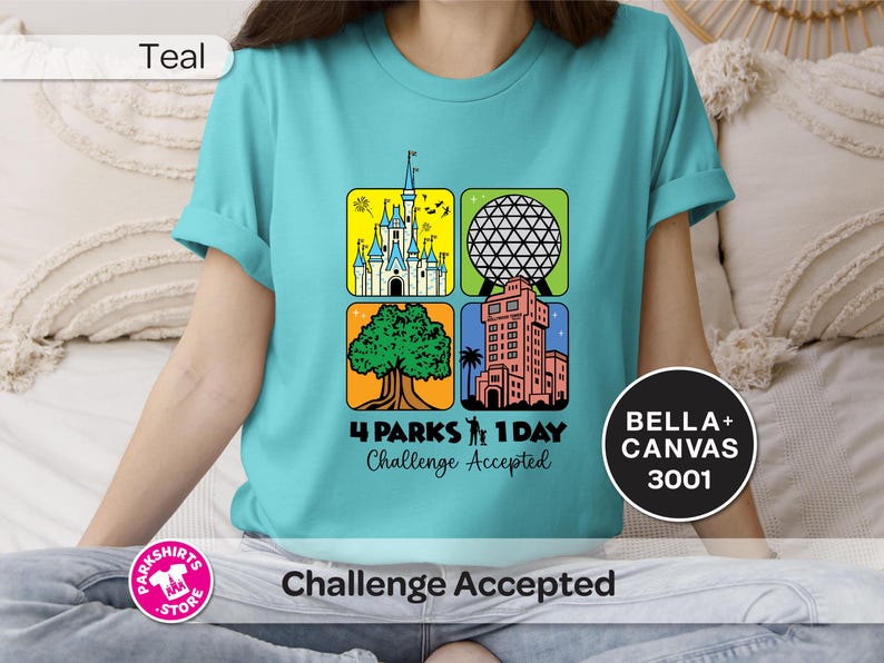 Puede incluir: Camiseta de color turquesa con un gr&aacute;fico colorido que presenta cuatro iconos de parques tem&aacute;ticos: un castillo, una esfera geod&eacute;sica, un &aacute;rbol y una torre. El texto dice "4 Parks 1 Day Challenge Accepted". La camiseta es una Bella+Canvas 3001.