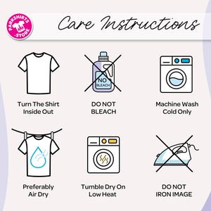 Puede incluir: Imagen con instrucciones de cuidado para una camiseta. Las instrucciones incluyen: voltear la camiseta, no usar lej&iacute;a, lavar a m&aacute;quina en fr&iacute;o, secar al aire, secar en secadora a baja temperatura y no planchar la imagen.