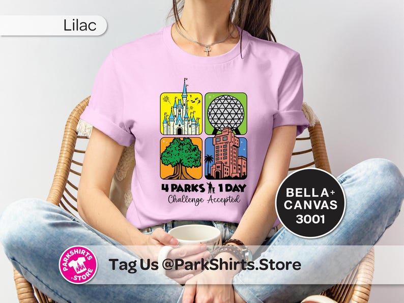 Puede incluir: Camiseta lila con un gr&aacute;fico colorido que presenta cuatro iconos de parques tem&aacute;ticos y el texto "4 Parks 1 Day Challenge Accepted". La camiseta es de material Bella+Canvas 3001.