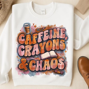 Crayones de cafeína y caos PNG: diseño retro de sublimación de profesor con café, letras a cuadros, garabatos, divertida imagen de mamá para camisetas.