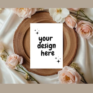 Boho 5x7 Cartão Mockup com Rosas Madeira Fatiada, Convite de Casamento Mockup, Rústico Flat Lay JPG para Canva Photoshop, Exibição de Papelaria Neutra