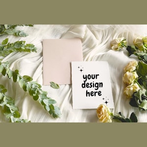 5x7 Cartão Mockup com Envelope, Boho Greenery Creme Rosa Flat Lay, 5x7 Convite Mockup JPG para Canva Photoshop, Exibição de Papelaria Neutra