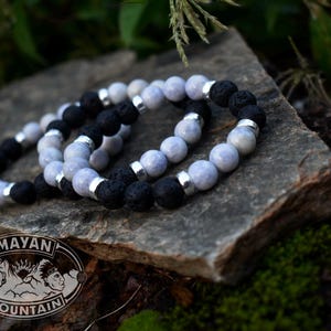 LILAS VIOLET !!!  // Bracelet en perles de jade jadéite Lila du Guatemala et pierre de lave // Perles // Montagne Maya // Cordon extensible // 7&quot;