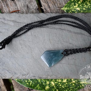 FREE FORM Anhänger // &quot;Princesa&quot; Blaue Jadeit Jade // Makramee Halskette // Guatemala // Maya Bergkette