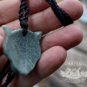 Light Green Speckled // JAGUAR TRANQUILO // Calm Jaguar // Guatemalan Guatemala Jadeite Jade // Carving Totem // Macrame Necklace zdjęcie 5