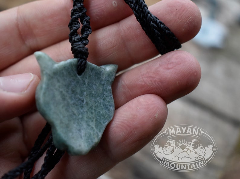 Light Green Speckled // JAGUAR TRANQUILO // Calm Jaguar // Guatemalan Guatemala Jadeite Jade // Carving Totem // Macrame Necklace zdjęcie 5