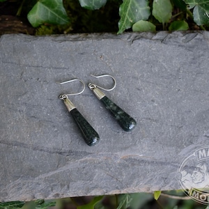 DUNKELGRÜNER JAGUAR Tropfen // Feine Guatemaltekische Jade // Silber-Ohrringe // Jadeit Jade // Bergkette der Mayas