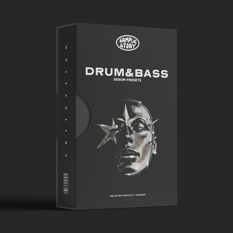 Może przedstawiać: Czarne pudełko produktu z tekstem "SAMPLE STORY" i "DRUM & BASS SERUM PRESETS". Pudełko zawiera metalową ilustrację twarzy z elementem w kształcie gwiazdy. Tekst "SELECTED PRODUCT I ANSWER" znajduje się na dole.