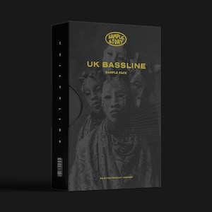 Puede incluir: Una caja negra con el texto amarillo "SAMPLE STORY" y "UK BASSLINE SAMPLE PACK". La caja presenta un gráfico de tres caras y el texto "SELECTED PRODUCT | ANSWER". Un CD es visible en el lateral.