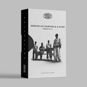 Puede incluir: Caja de producto en escala de grises con el texto "SERUM UK GARAGE & 2-STEP PRESETS VOL.2" y el logotipo "SAMPLE STORY". La caja tiene un lomo negro y una imagen en escala de grises de cuatro personas en un banco.
