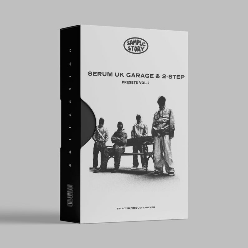 Pode incluir: Caixa de produto em tons de cinza com o texto "SERUM UK GARAGE & 2-STEP PRESETS VOL.2" e o logotipo "SAMPLE STORY". A caixa tem uma lombada preta e uma imagem em tons de cinza de quatro pessoas em um banco.