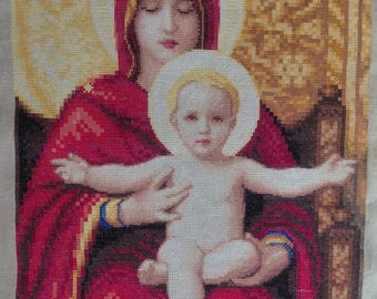 Pode incluir: Imagem em ponto cruz da Virgem Maria com o menino Jesus. Maria usa uma túnica vermelha e uma auréola dourada. O menino Jesus tem uma auréola dourada e está nu. O fundo é um padrão dourado e castanho.